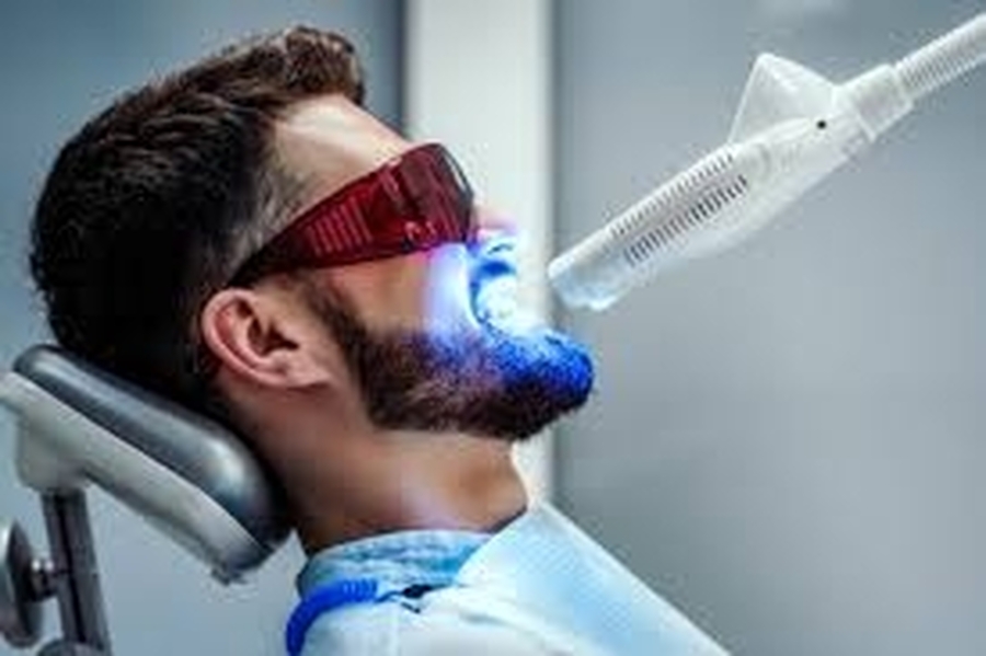 Clareamento Dental a Laser: Tecnologia que Transforma Sorrisos em Minutos