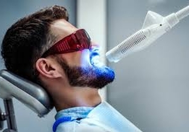 Clareamento Dental a Laser: Tecnologia que Transforma Sorrisos em Minutos